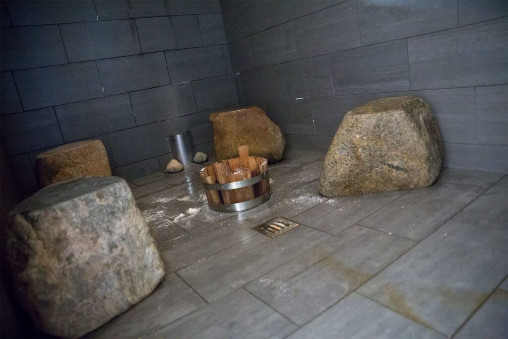 dampbad saltskrub skrubbe i havsalt skrubbe i læsø salt døde hudceller blød hud